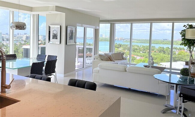 Primary Photo - 10275 Collins Ave