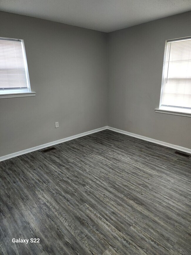 Building Photo - Two Bedroom, One Bath Apartment for Rent