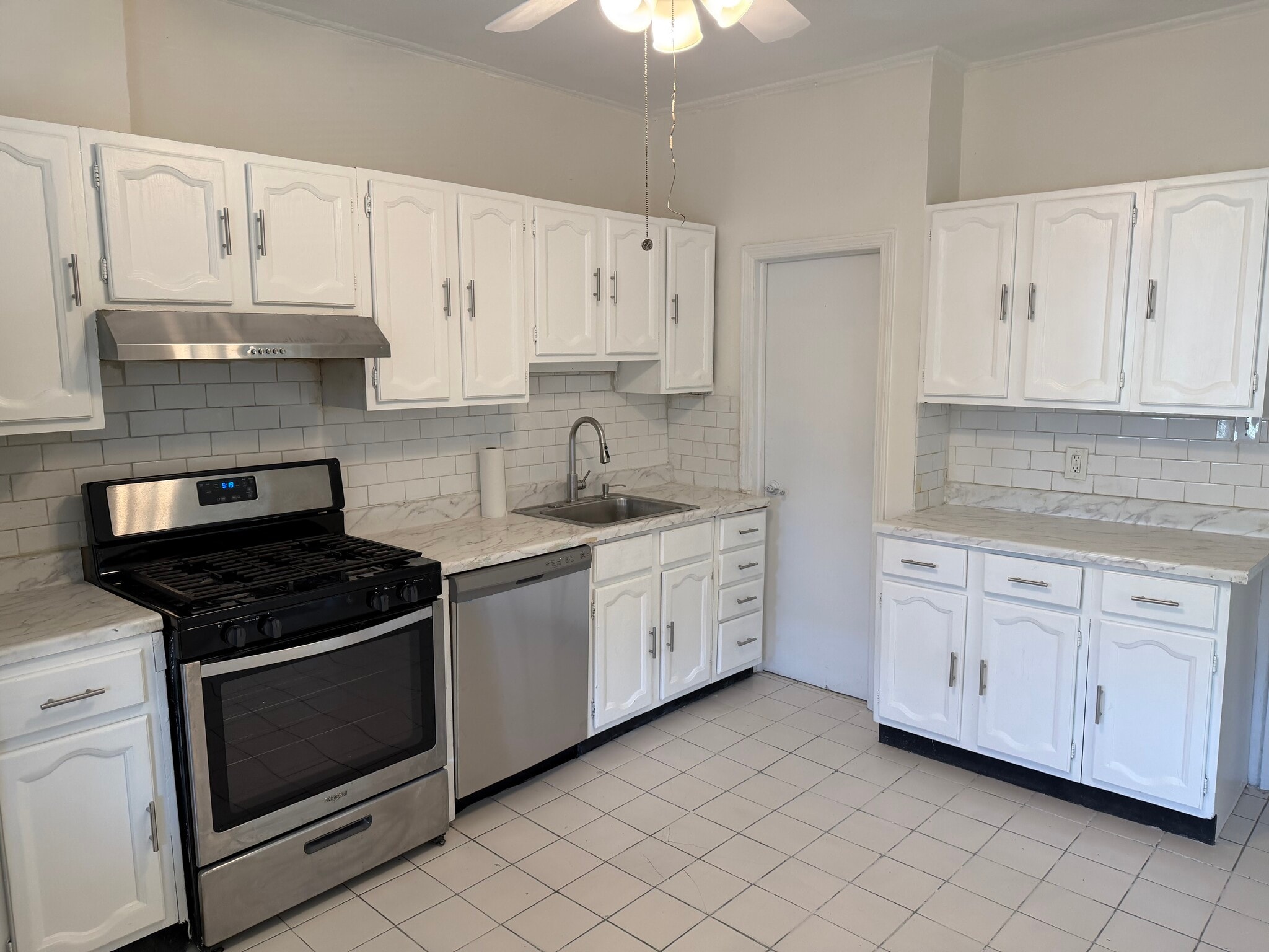 Building Photo - 1049 Avenue C