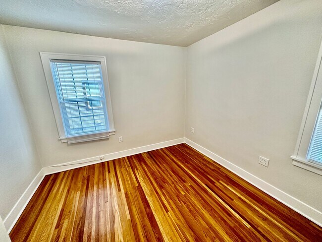 Building Photo - Charming Downriver Home
