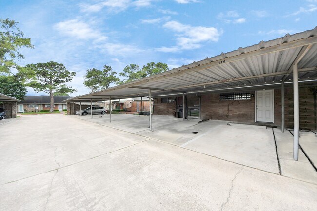 Building Photo - 44 W Tri Oaks Ln