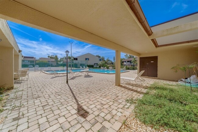 Building Photo - 890 N Village Dr