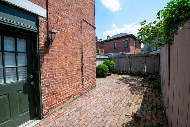 Building Photo - 512 S Lazelle St