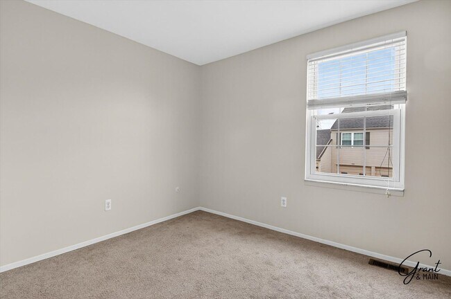 Building Photo - $1450 2 bedroom town house
