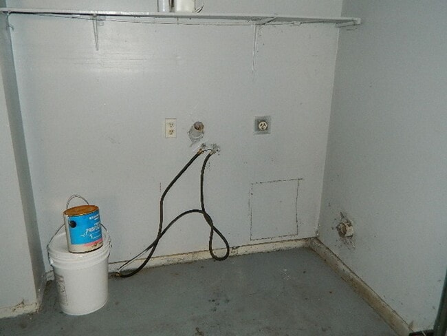 Building Photo - 3 Bedroom 2 Bath home close to schools, sh...