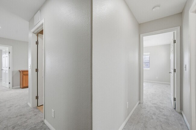 Building Photo - 4 Bedroom House in a Northeast Gated Community