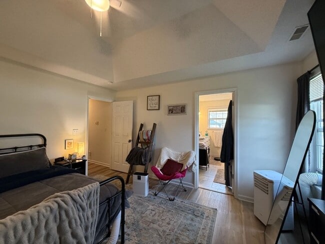 Building Photo - Spacious 4BR Home in Seven Oaks with Garage & Fenced Yard