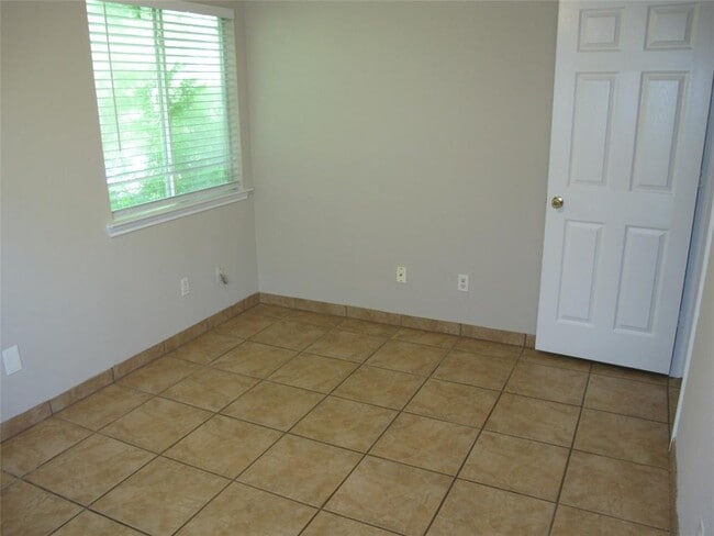Building Photo - 902 Quartz Ct