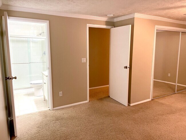 Building Photo - Welcome to this charming 3-bedroom, 2.5-ba...
