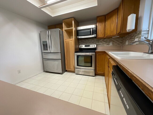 Building Photo - Beautiful 3 Bedroom 2 Bath Home at Lawrence Lake!