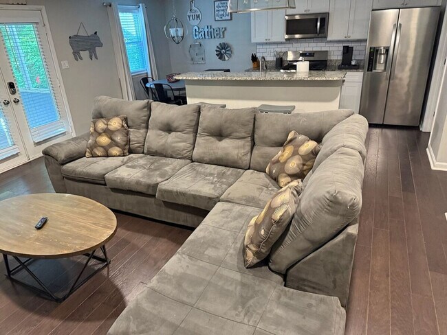 Building Photo - 10 Jill Ln