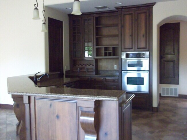 Building Photo - 6284 Wildwood Ct