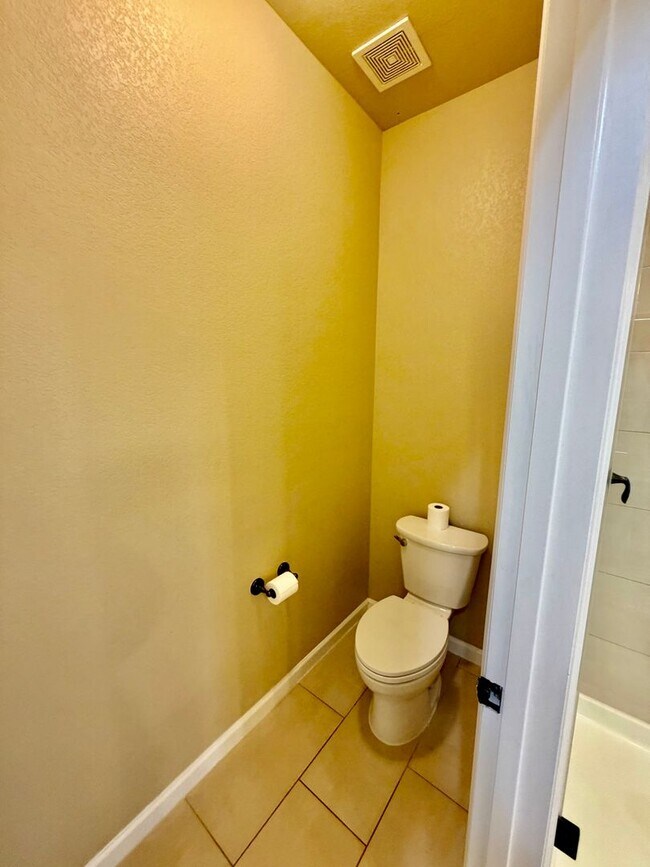 Building Photo - Renovated Milliken Home!