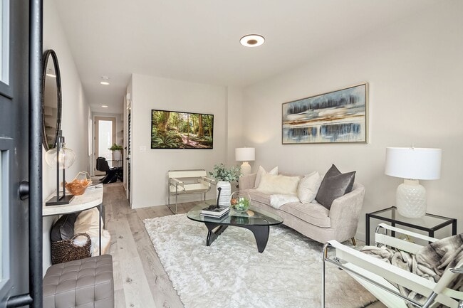 Building Photo - Bryant/Ravenna Townhouse