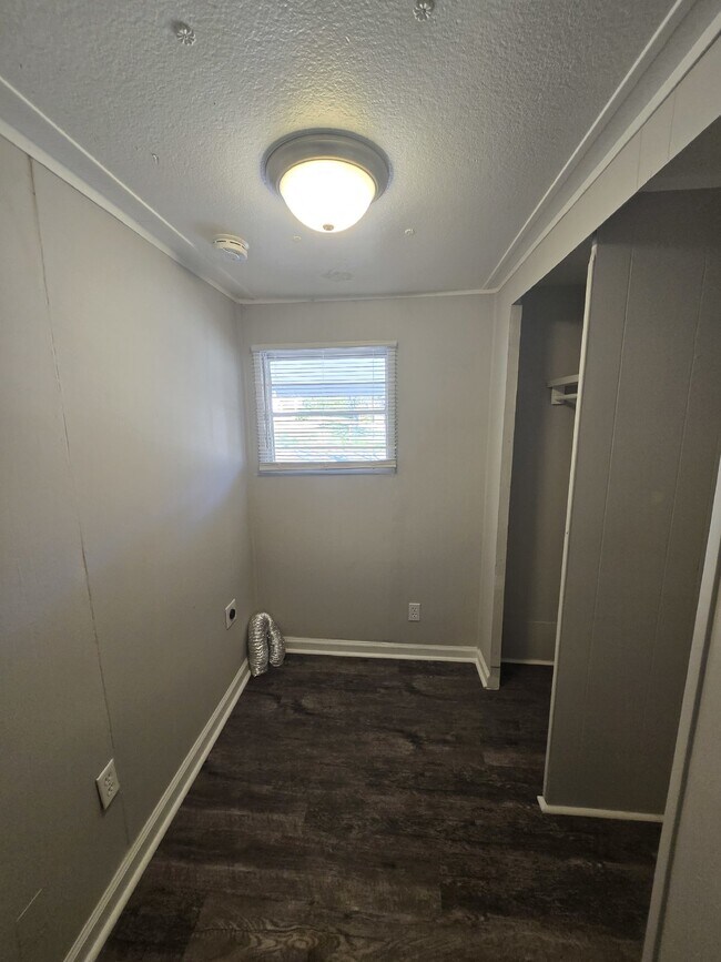 Building Photo - Affordable 1 Bedroom - Utilities Included