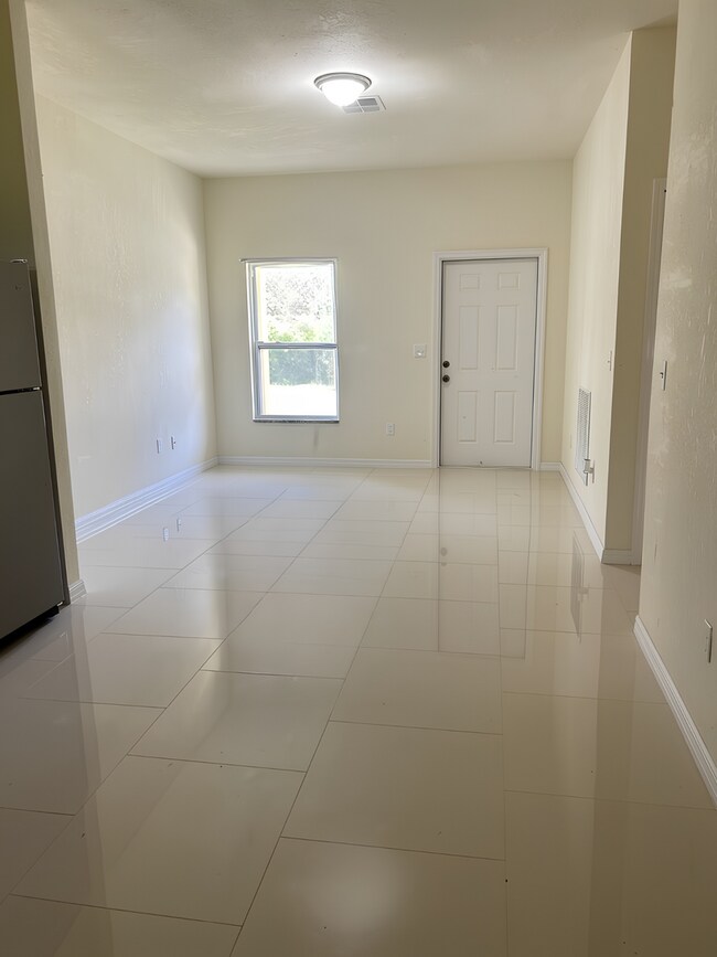 Building Photo - 3212 Oleander Dr