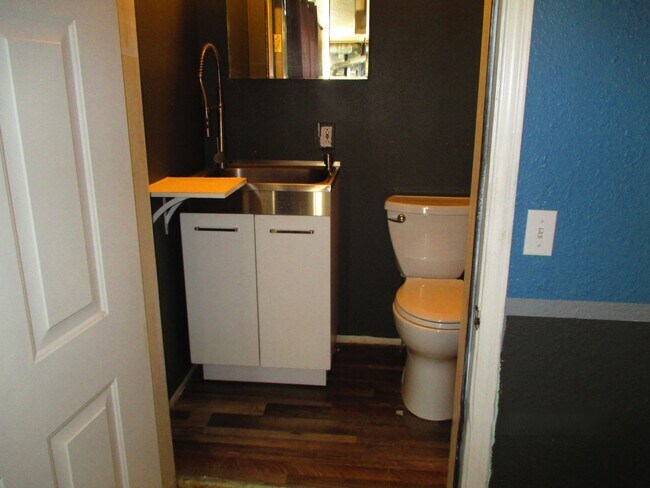 Building Photo - Becker-330/332