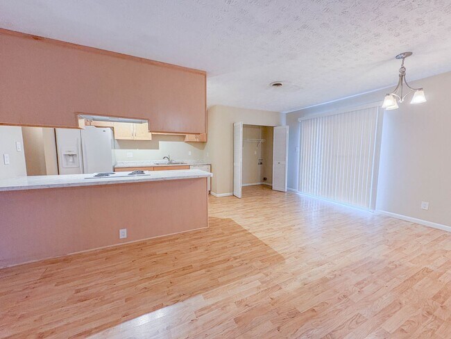 Building Photo - 3 Bedroom 2 Bathroom- No Pets