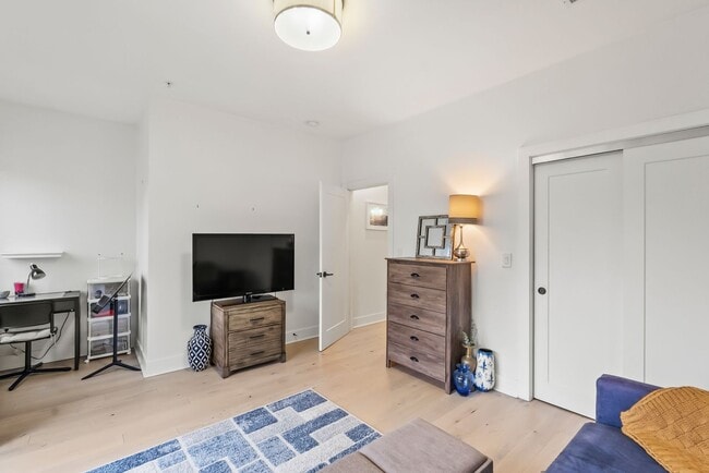 Building Photo - Bi-Level Shaw Condo