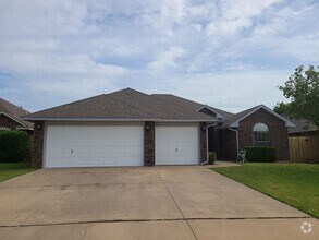 Building Photo - 4 bed, 2 bath ,3 car with storm shelter! B...