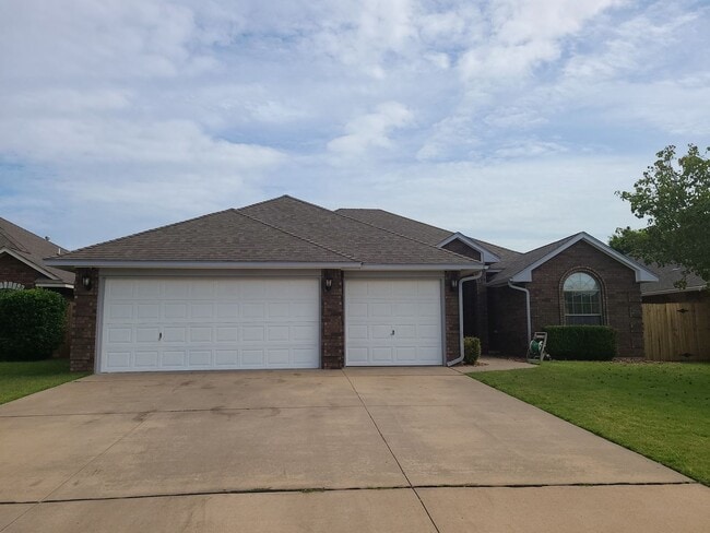 Primary Photo - 4 bed, 2 bath ,3 car with storm shelter! B...