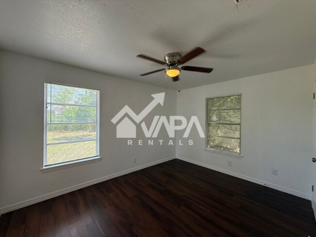 Building Photo - 1719 Farwell Dr