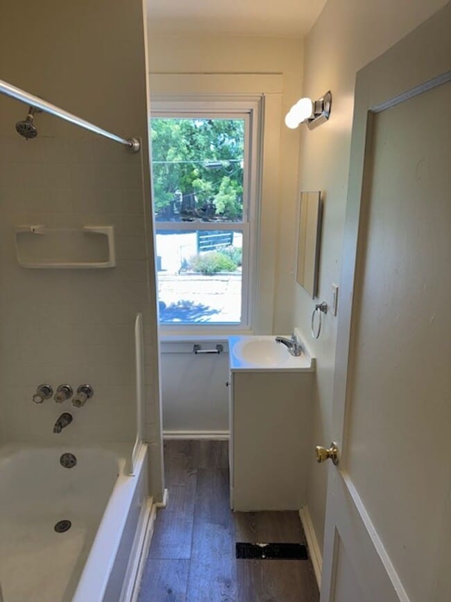 Building Photo - 3 Bedroom Semi-Detached  Home