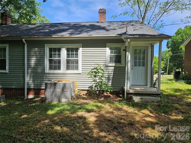 Building Photo - 67 Grattan Dr NE