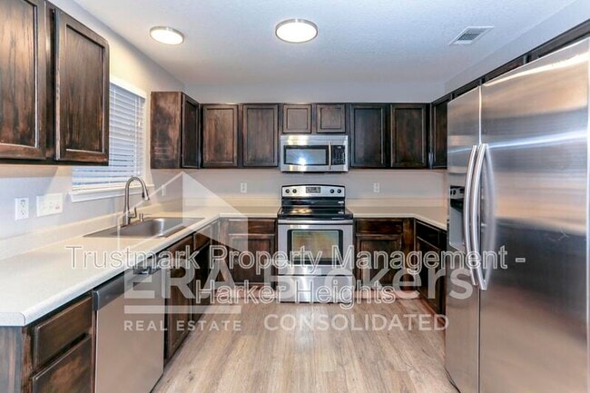 Building Photo - 1614 Twisted Oak Dr