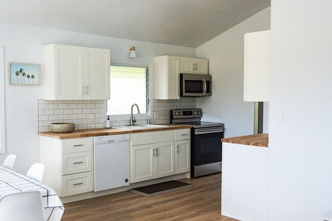 Building Photo - Oceanfront Malaekahana 3 bed / 2 bath Reno...