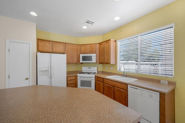 Building Photo - Nice Two Story Home with fenced yard and pet friendly owners.