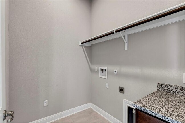 Building Photo - 3901 Tavarez St