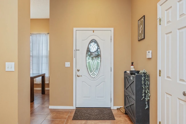 Building Photo - 4 Bedroom 2 bathroom