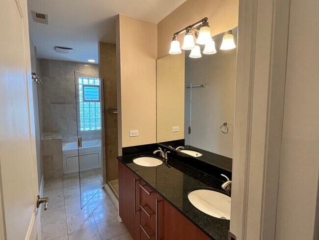 Building Photo - 3408 W Sunnyside Ave