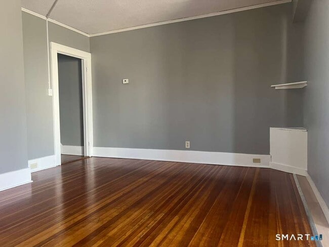 Building Photo - 10 Bank St