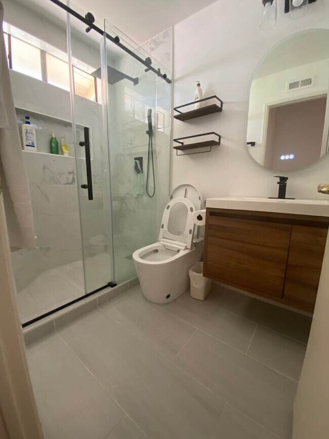 Building Photo - 2 Lindberg