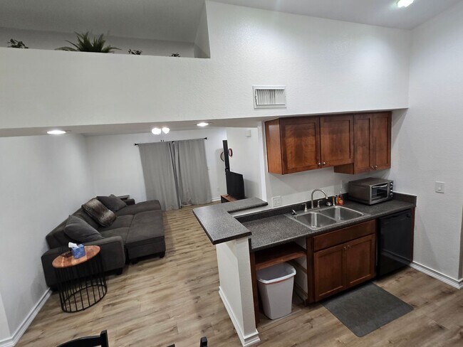 Building Photo - West-Flagstaff Condo in the Arbors - 2 Bed, 2 Bath - Students OK! 1 Sm. Pet OK! Avail. July 10th!!