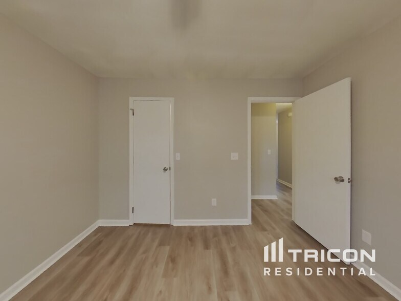 Building Photo - 1151 W Romaine Cir