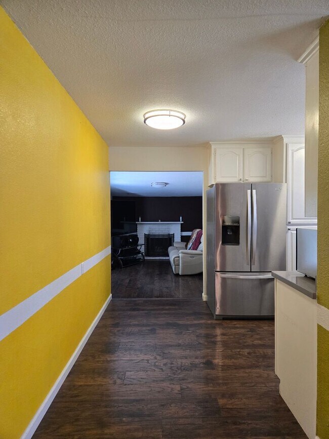 Building Photo - Beautifully Updated 3 Bed, 2 Bath House
