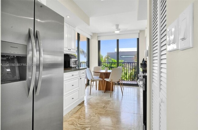 Building Photo - 801 N Venetian Dr