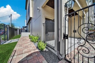 Building Photo - 2301 Couch St