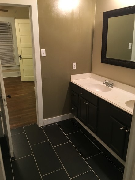 Bathroom - 1440 Oxford St