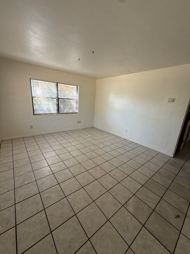 Building Photo - 4 bed/ 2.5 bath home, large yard! Availabl...