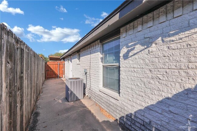 Building Photo - 18 S Dahlia St