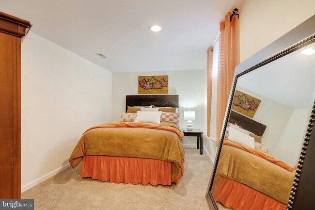 Building Photo - 900 E Tantallon Dr