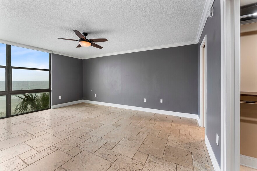 Building Photo - 2200 Ocean Dr S