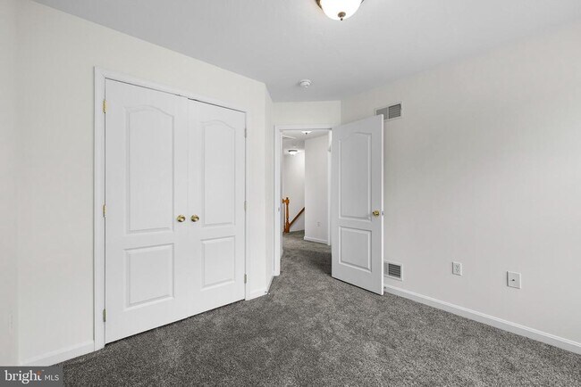 Building Photo - 10 Shady Tree Ct