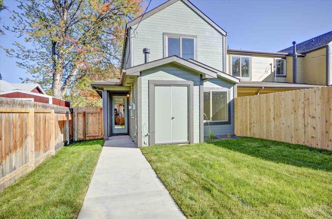 Building Photo - Newer Town home close to everything!