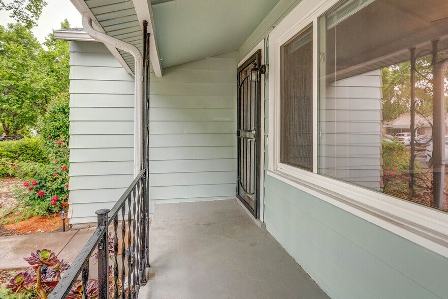 Building Photo - 566 Russell St