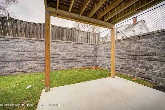 Building Photo - 8 Raritan Ave